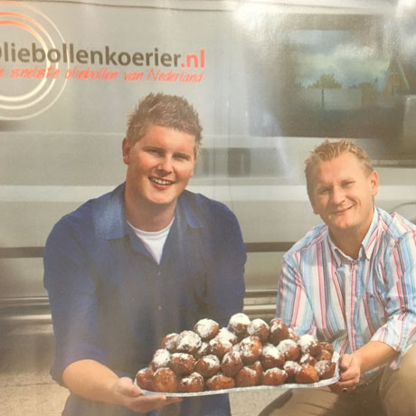 Jeffrey en Peter met een schaal vol oliebollen van Oliebollenkoerier